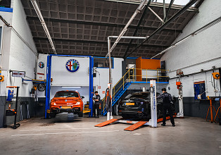 werknemer onder auto